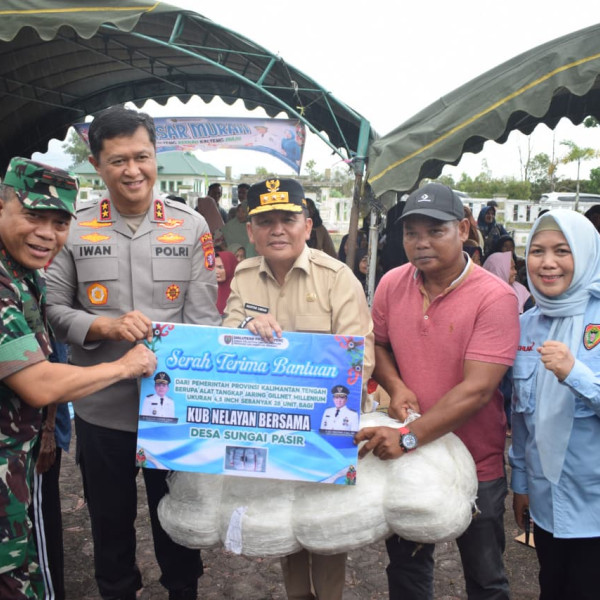 Gambar Gubernur Serahkan Bantuan Sarana Prasarana Perikanan Tangkap dan Budidaya bagi Pelaku Usaha Perikanan se-Kalimantan Tengah