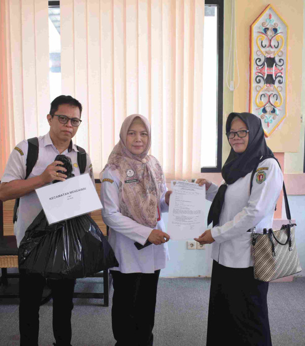 Gambar Pemprov Kalteng Serahkan Bantuan Sosial Kartu Huma Betang Sejahtera Bagi Masyarakat Katingan