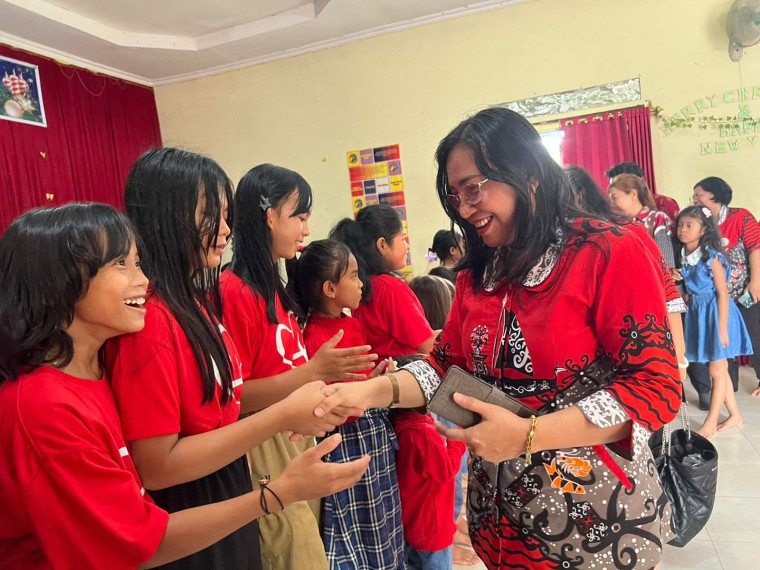 Gambar Peringati Natal dan Tahun Baru 2025, ASN Dislutkan Prov. Kalteng Kunjungi Panti Asuhan Roti Hidup