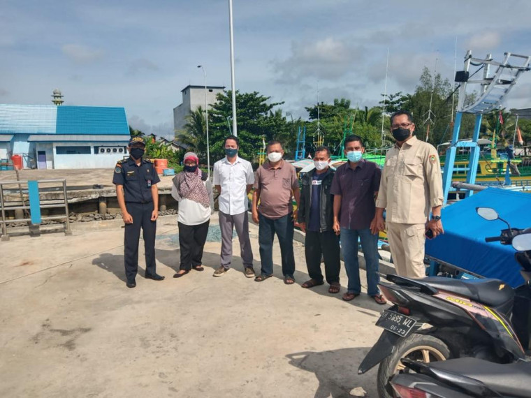 Gambar Kepala Dinas Kelautan dan Perikanan Provinsi Kalimantan Tengah Mengunjungi Nelayan Kumai Sekaligus Pengecekan Fungsi Fender PPI Kumai.