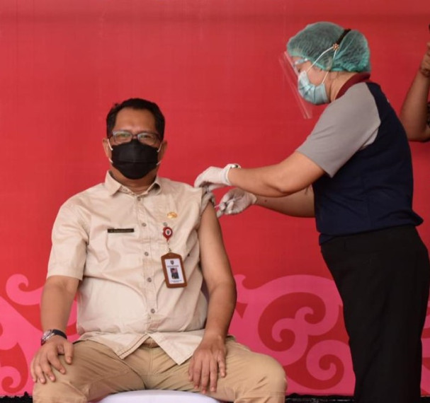 Gambar Ir. H. Darliansjah M.Si Mendapatkan Vaksin Perdana Pada Pencanangan Pemberian Vaksinasi Covid-19 Tingkat Provinsi Kalteng