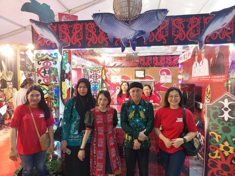 Gambar Sinergiskan Pembangunan Kelautan dan Perikanan, Stand Dislutkan Dikunjungi Kepala Diskan Kab. Kotim