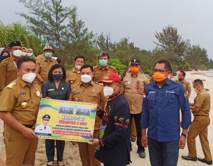 Gambar Bapak Gubernur Kalimantan Tengah memberikan bantuan kepada Masyarakat Kabupaten Seruyan dan Kabupaten Kotawaringin Timur