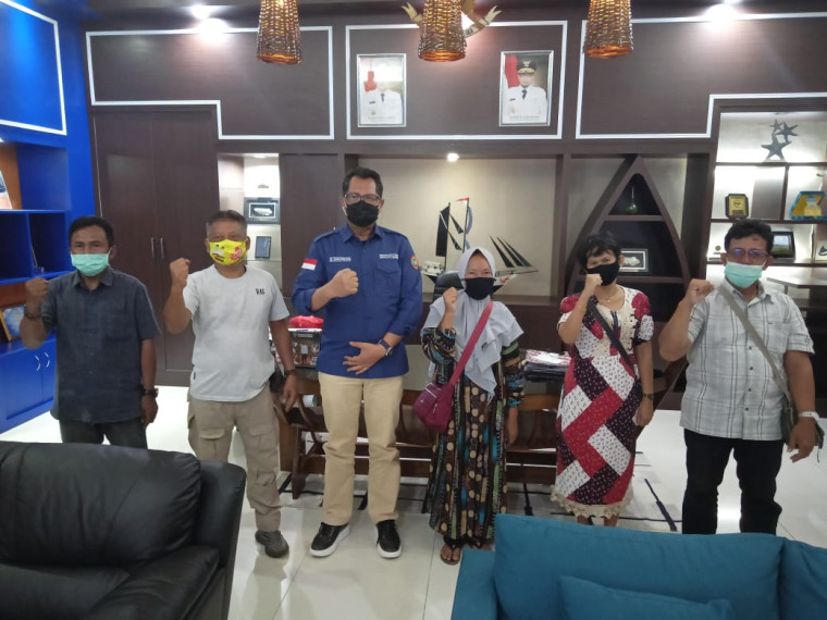 Gambar KADISLUTKAN FASILITASI PELAYANAN BERKAS KLAIM ASURANSI NELAYAN BERKAH