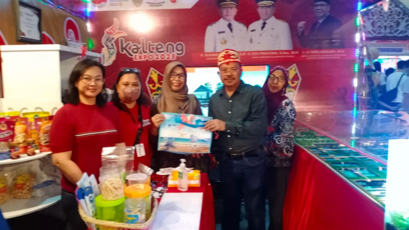 Gambar Tertarik Maket Shrimp Estate, Sekda Prov. Kalteng Kunjungi Stand Dislutkan Prov. Kalteng