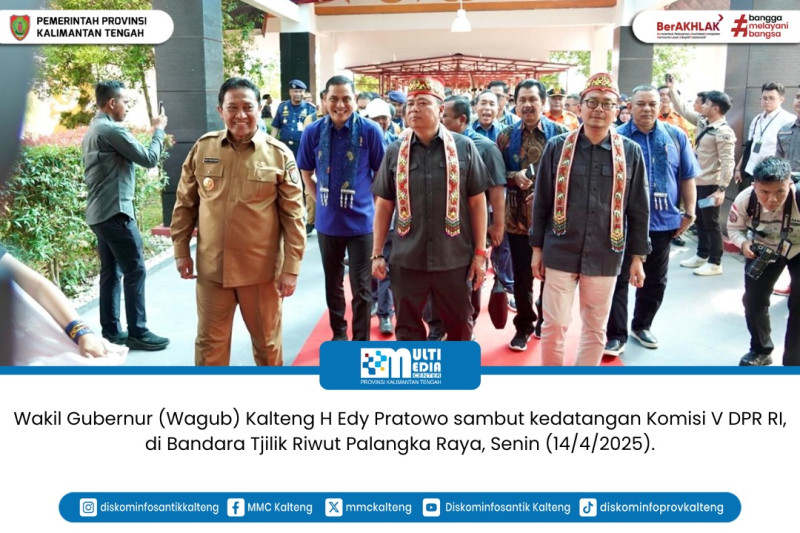 Gambar Wakil Gubernur (Wagub) Kalteng H Edy Pratowo sambut kedatangan Komisi V DPR RI, di Bandara Tjilik Riwut Palangka Raya, Senin (14/4/2025).