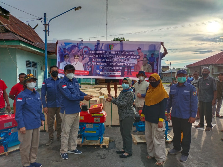 Gambar Dislutkan Prov. Kalteng Serahkan Bantuan Prasarana Usaha Perikanan Tangkap Bagi Anggota Koperasi Nelayan di Desa Kumai, Kotawaringin Barat