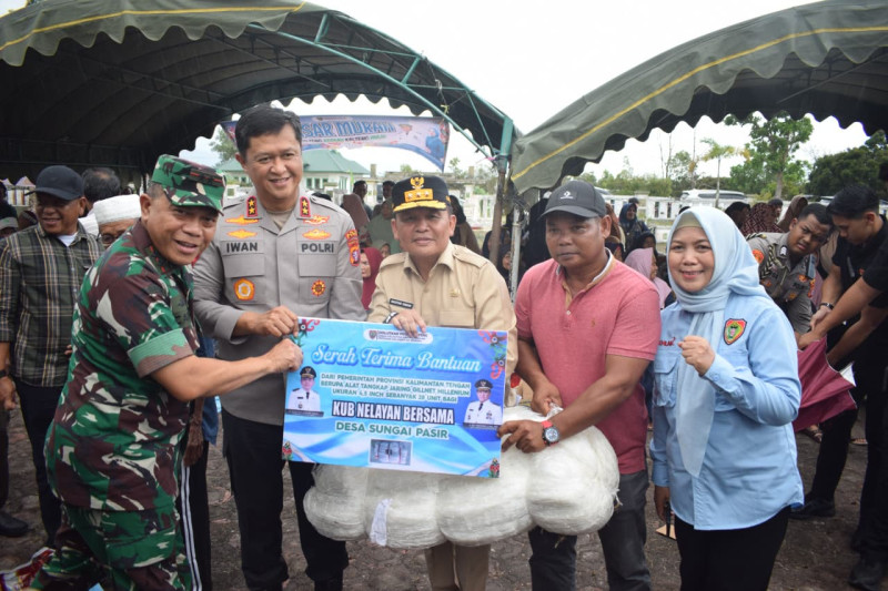 Gambar Gubernur Serahkan Bantuan Sarana Prasarana Perikanan Tangkap dan Budidaya bagi Pelaku Usaha Perikanan se-Kalimantan Tengah