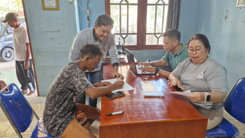 Gambar Fasilitasi Perizinan Usaha Bagi Nelayan Kecil, Dislutkan Kalteng Buka Gerai Layanan Perizinan Usaha Di Sentra Nelayan
