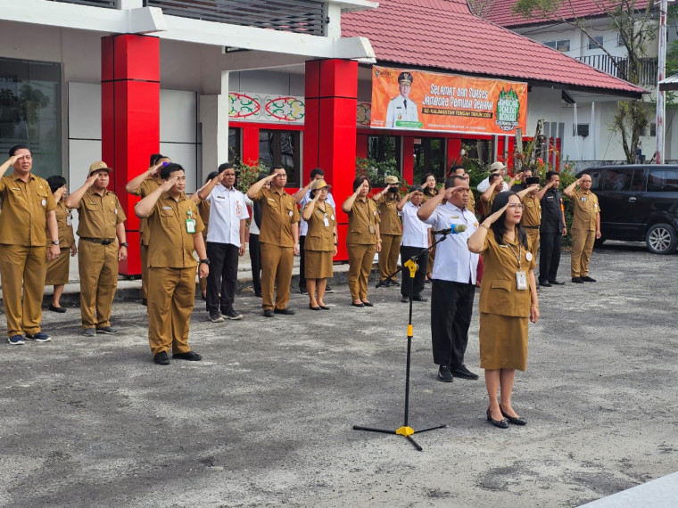 Gambar Dislutkan Prov. Kalteng Ikuti Upacara Bendera, Senin (4/11/2024)