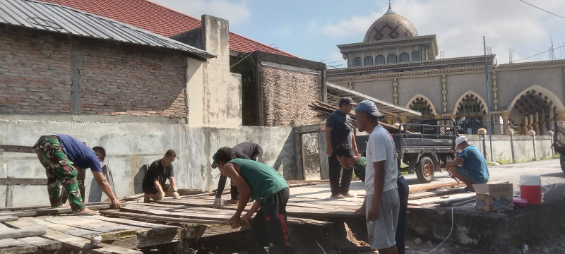Gambar UPT Pelabuhan Perikanan Kumai Bersama Pos TNI AL Kumai dan Masyarakat Lakukan Perbaikan Jembatan Penyeberangan
