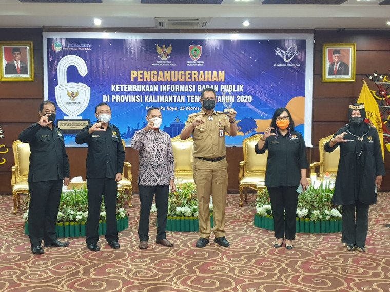 Gambar Kadislutkan Kalteng Terima Anugerah KIP sebagai Peringkat 1 Informatif