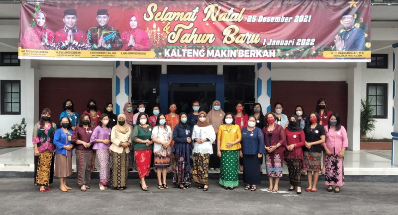 Gambar ASN Perempuan Dislutkan Prov. Kalteng Menggunakan Kebaya Peringati Hari Ibu