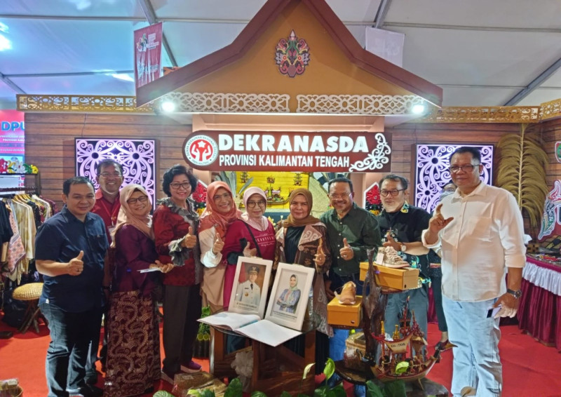 Gambar Kepala Dislutkan Dampingi Sekda Prov. Kalteng Kunjungi Kalteng Expo 2023