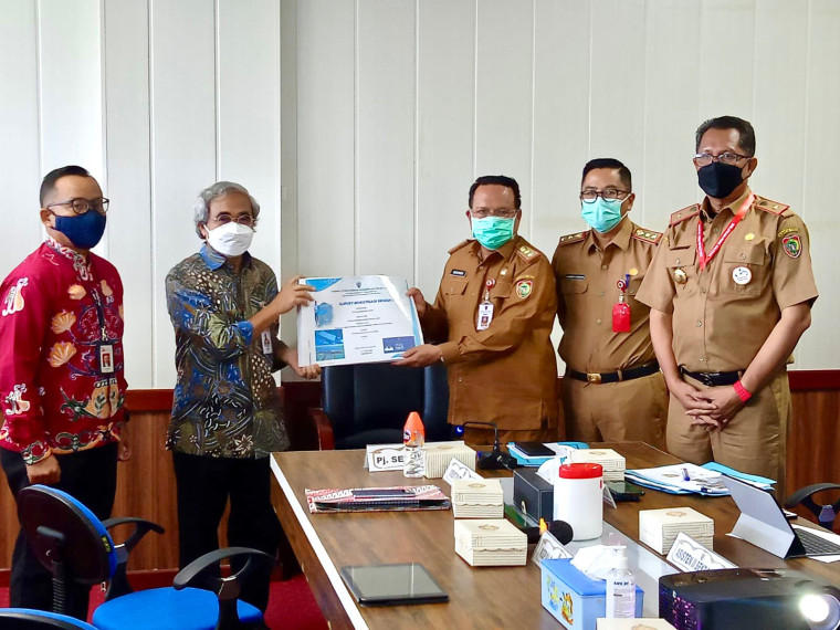 Gambar Penyerahan Dokumen SID dan DED Program Shrimp Estate Kalteng Berkah dari PT. Bank Kalteng kepada Pemprov. Kalteng  dalam Rapat Koordinasi