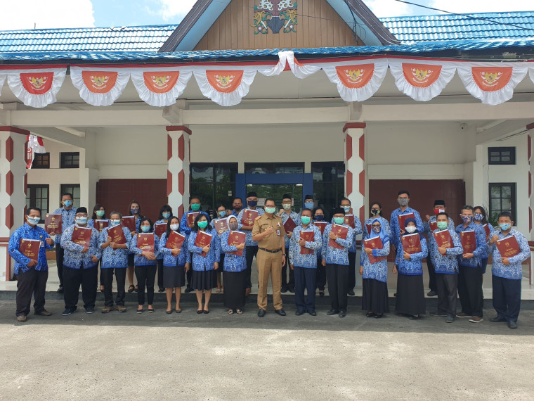 Gambar Penyematan Satyalancana Karya Satya bagi Aparatur Sipil Negara (ASN)