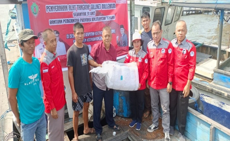 Gambar Tingkatkan Produksi Perikanan Tangkap, Gubernur Kalimantan Tengah Berikan Bantuan Sarana Penangkapan Kepada Nelayan di Kotawaringin Barat