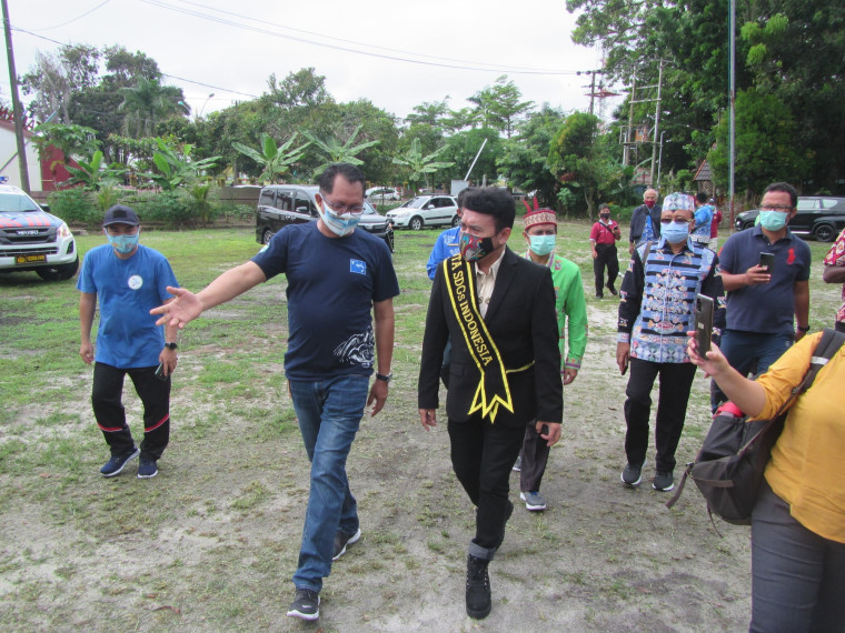 Gambar BILLY MAMBRASAR STAF KHUSUS KEPRESIDENAN MENGUNJUNGI DEMPLOT BIOFLOK DISLUTKAN KALTENG