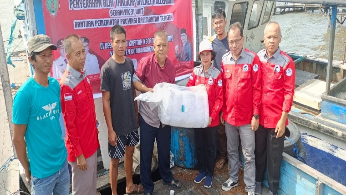 Tingkatkan Produksi Perikanan Tangkap, Gubernur Kalimantan Tengah Berikan Bantuan Sarana Penangkapan Kepada Nelayan di Kotawaringin Barat
